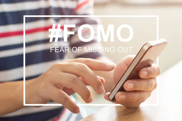 Fomo Miedo Perder Concepto Imagen Primer Plano Manos Masculinas Usando — Foto de Stock