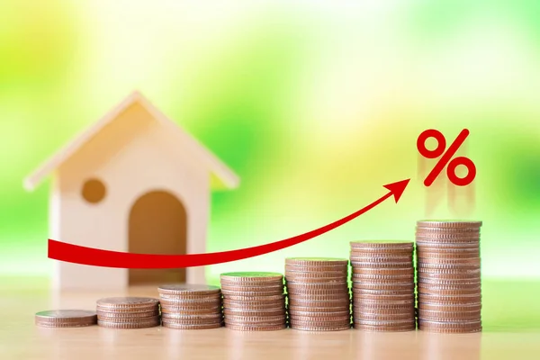 Bozuk para yığını kırmızı ok ve yüzde ikon ile grafiği yükselt, Risk Yönetimi iş finans ve yatırım yüzdesi faiz oranlarının yönetimi kavramı