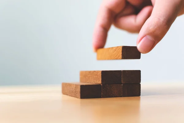 Hand Rangschikken Houten Blok Stapelen Als Trede Trap Ladder Carrièrepad — Stockfoto