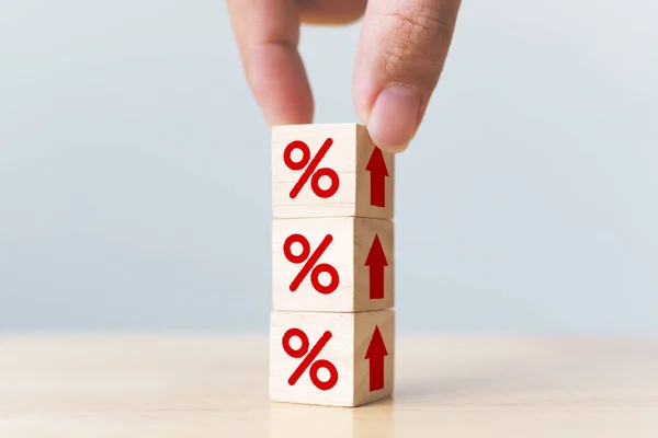 金融和抵押贷款利率概念 手放木方块增加顶部图标百分比符号向上方向 — 图库照片