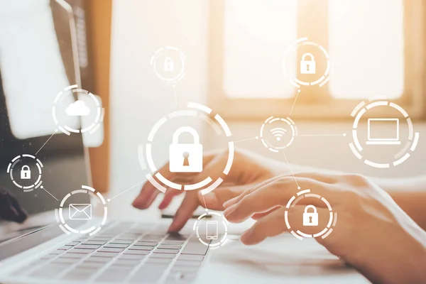 Dizüstü bilgisayarla çalışan bir iş adamı. Güvenlik ağı güvenlik bilgisayarı ve veri konseptinizi güvene alın. İsimsiz bir hacker tarafından dijital suç