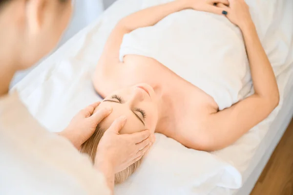 Bella Donna Che Riceve Massaggio Alla Testa Viso Nel Salone — Foto Stock