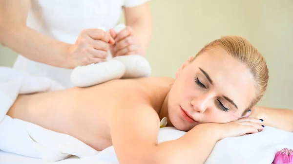 Gezondheidszorg Thaise Massage Mooie Vrouw Krijgen Thai Kruiden Bal Kompres — Stockfoto