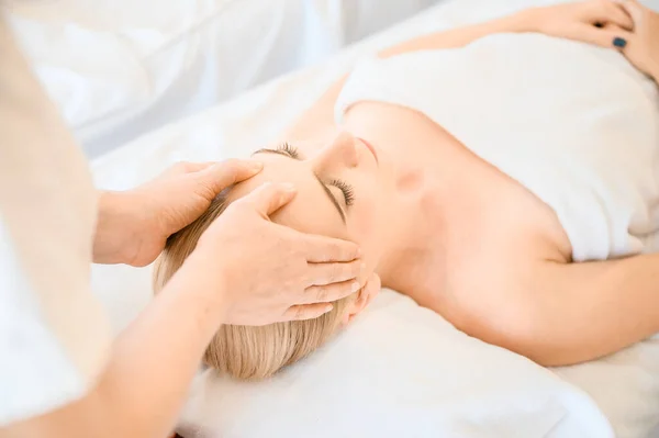 Beautiful Woman Receiving Head Facial Massage Spa Salon Concept Body — Stock Photo, Image