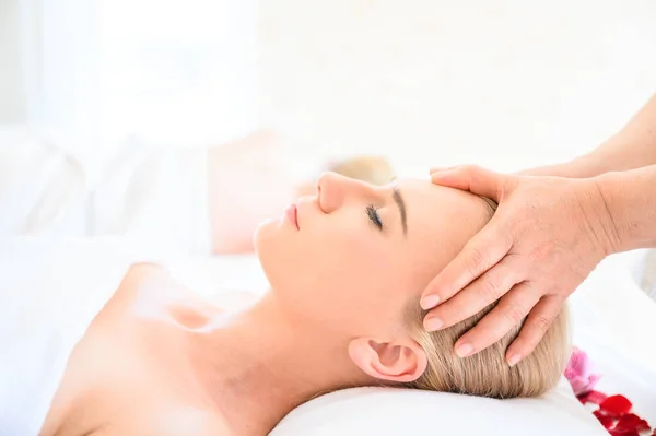 Bella Donna Che Riceve Massaggio Alla Testa Viso Nel Salone — Foto Stock