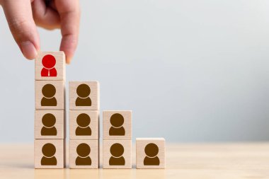 İnsan kaynakları, yetenek yönetimi ve işe alım işi konsepti, El merdivenlerin üstüne tahta küpler koyuyor.