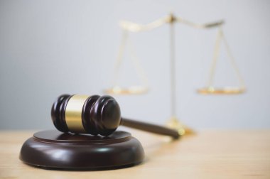 Hukuk ve adalet, hukuki kavram, tahtadan masada Yargıç Tokmak.
