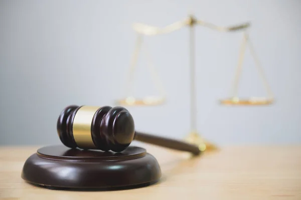 Закон Справедливость Концепция Законности Судья Молоток Деревянном Столе — стоковое фото