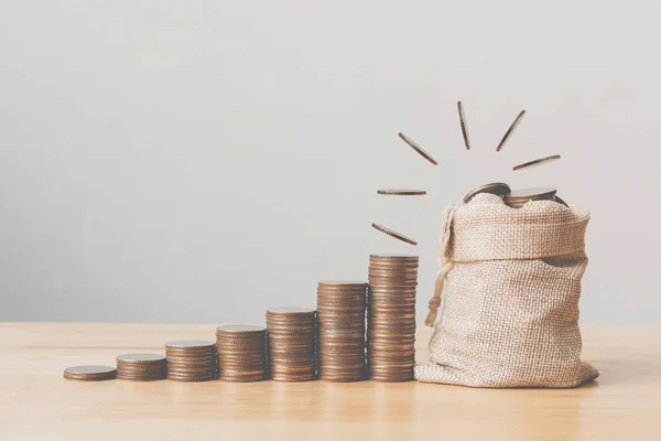 Monedas Caen Parte Superior Bolsa Dinero Con Paso Pila Monedas — Foto de Stock