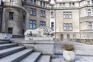 Güneşli bir günde, Polonya 17 inci yüzyıl Moszna kale üzerinde göster