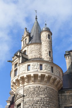 Güneşli bir günde, Polonya 17 inci yüzyıl Moszna kale üzerinde göster