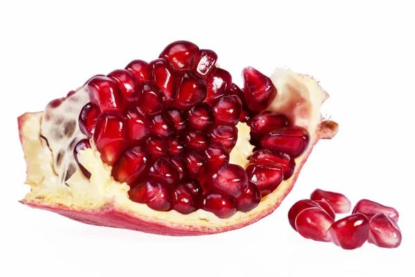 Ovoce z červeného granátu izolovaných na bílém pozadí — Stock fotografie