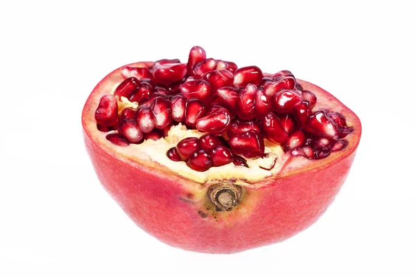 Halbe Frucht des roten Granatapfels isoliert auf weißem Hintergrund — Stockfoto
