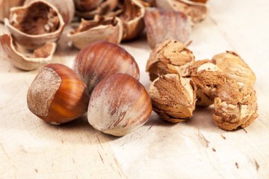 Ahşap tahta üzerinde fındık bileşimi