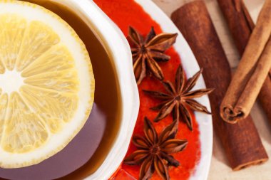 Anason yıldız ve tarçın ahşap tahta üzerinde çay