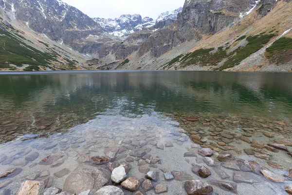 黑色的池塘 (Czarny 秸秆 Gasienicowy)，塔特拉山，波兰，欧洲 — 图库照片