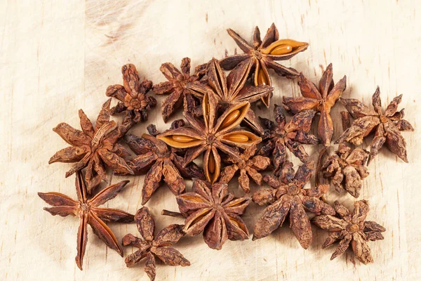 Stelle di anice essiccato (Illicium verum) su tavola di legno bianca — Foto Stock