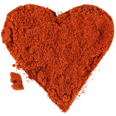 Toz biber beyaz arka plan üzerinde izole kırmızı kalp