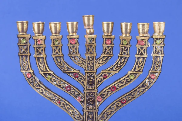 Menorah a nove ramificazioni isolata su sfondo blu — Foto Stock