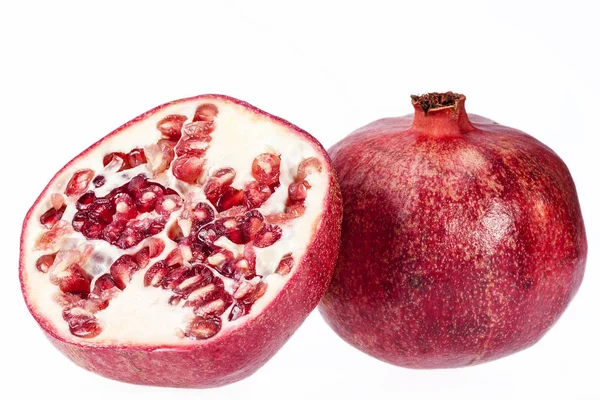 Ovoce z červeného granátu izolovaných na bílém pozadí — Stock fotografie