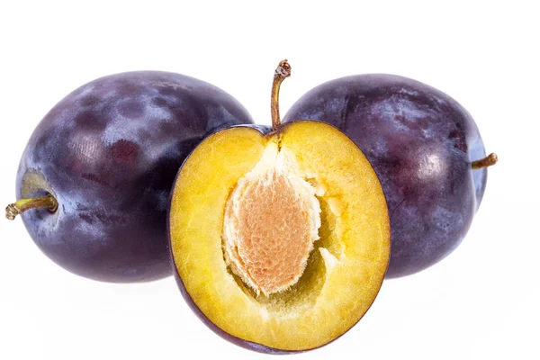 Algunos frutos de ciruela aislados sobre fondo blanco — Foto de Stock