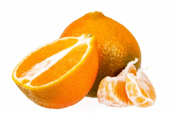 Свежие фрукты мандарина на белом фоне — стоковое фото