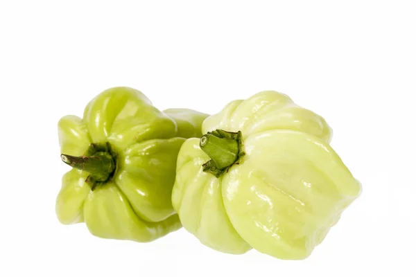 Verdura di peperoncino verde habanero su sfondo bianco — Foto Stock