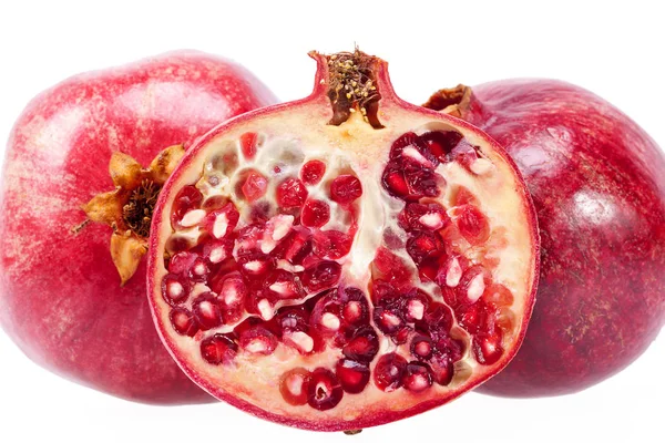 Früchte des roten Granatapfels isoliert auf weißem Hintergrund — Stockfoto