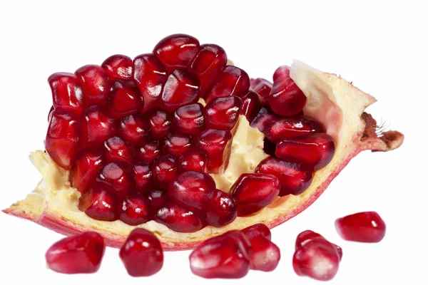Früchte des roten Granatapfels isoliert auf weißem Hintergrund — Stockfoto