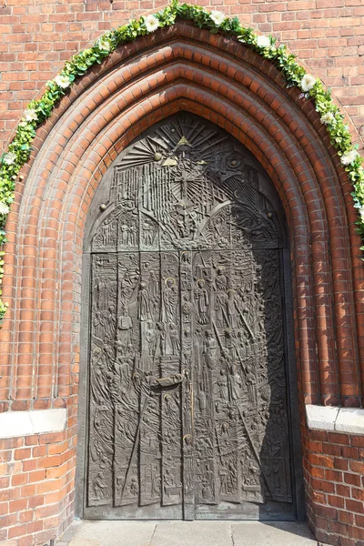 Bronz ajtót, Cathedral Basilica, a Szent Kereszt, Opole, Lengyelország — Stock Fotó