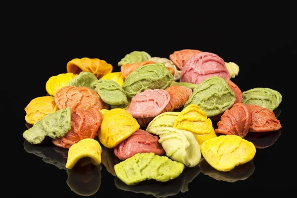 Pasta colorata arcobaleno isolata su fondo nero — Foto Stock