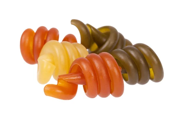 Spiraal pasta trottole tricolore geïsoleerd op witte achtergrond — Stockfoto