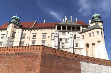 Wawel Royal Castle ile savunma duvarı, Krakow, Polonya.