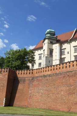 Wawel Royal Castle ile savunma duvarı, Krakow, Polonya.