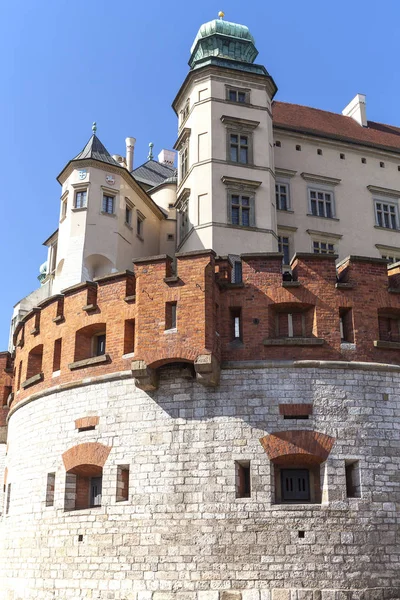 Castillo Real de Wawel con muro defensivo, Cracovia, Polonia —  Fotos de Stock