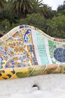 Park Guell Gaudi çok renkli mozaik tezgah; Barcelona; İspanya