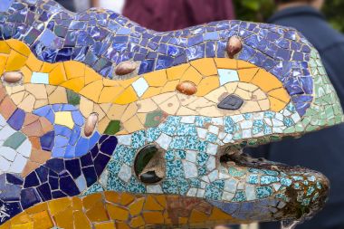 Gaudi çok renkli mozaik semender Park Guell, Barcelona, İspanya