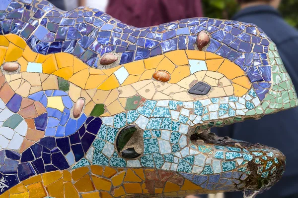 Salamandre mosaïque multicolore Gaudi à Park Guell, Barcelone, Espagne — Photo