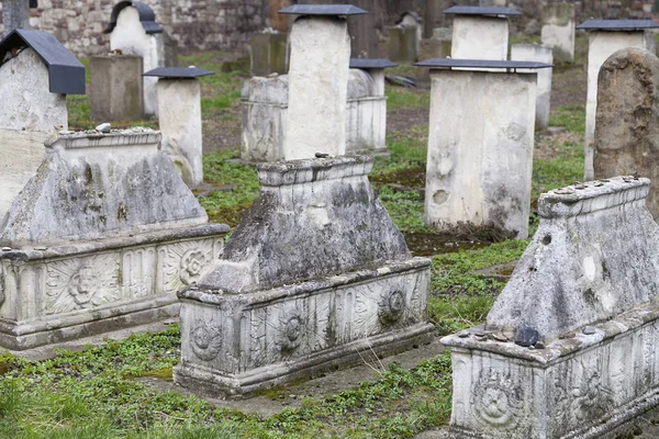 Túmulos de pessoas não identificadas no Cemitério Remah no distrito judaico em Cracóvia, Polônia — Fotografia de Stock