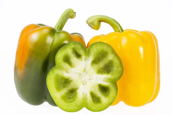 Некоторые овощи желтый и зеленый перец изолированы на белом фоне — стоковое фото