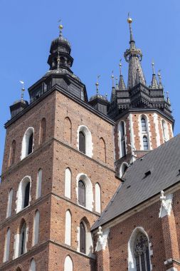 St Mary's Basilica Main Market Square, Krakow, Polonya üzerinde kuleleri