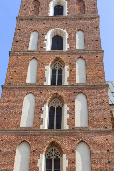 Tour de la basilique Sainte-Marie sur la place du marché principal, Cracovie, Pologne — Photo