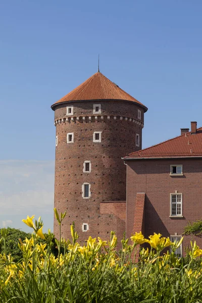 Koninklijke kasteel van Wawel met Sandomierska toren, Krakow, Polen — Stockfoto