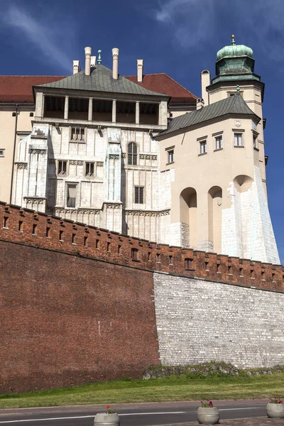 Castillo Real de Wawel con muro defensivo, Cracovia, Polonia . — Foto de Stock