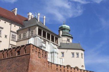 Wawel Royal Castle ile savunma duvarı, Krakow, Polonya