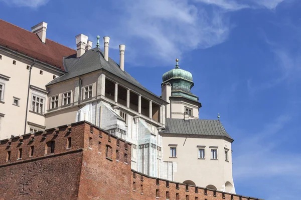 Wawel Royal Castle ile savunma duvarı, Krakow, Polonya — Stok fotoğraf