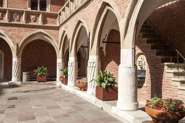 Pátio do Collegium Maius, Cracóvia, Polónia . — Fotografia de Stock