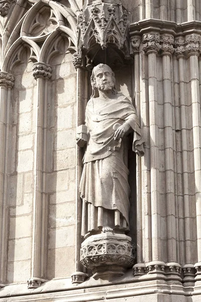 Estátua na fachada da igreja Santa Maria del Mar, Barcelona, Espanha — Fotografia de Stock