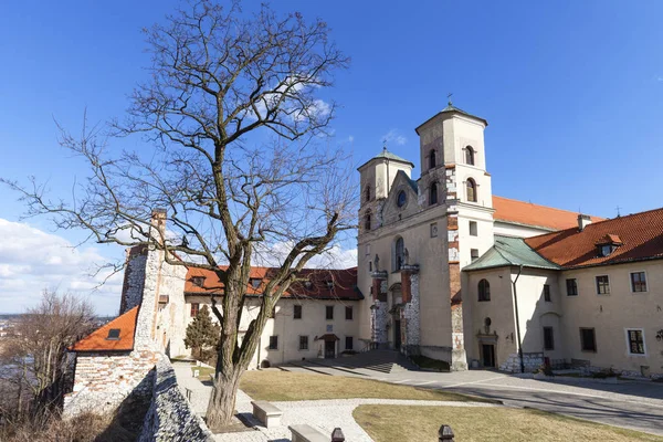 Abadía benedictina en Tyniec cerca de Cracovia, Iglesia de los Santos Pedro y Pablo, Polonia —  Fotos de Stock