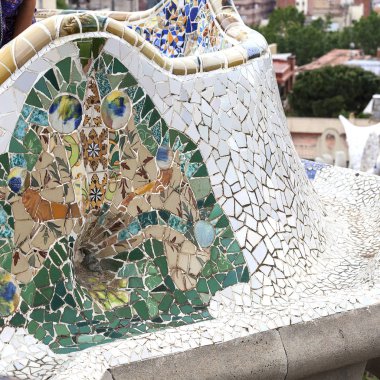 Barcelona, İspanya - 13 Mayıs 2016: Park Guell Gaudi çok renkli mozaik tezgah. Antoni Gaudi tarafından tasarlanan park 1900 ve 1914 arasında inşa edilmiştir. Var bolluk mozaikleri gibi yapılan nesneleri: ünlü tezgah, semender, yılan ve diğer